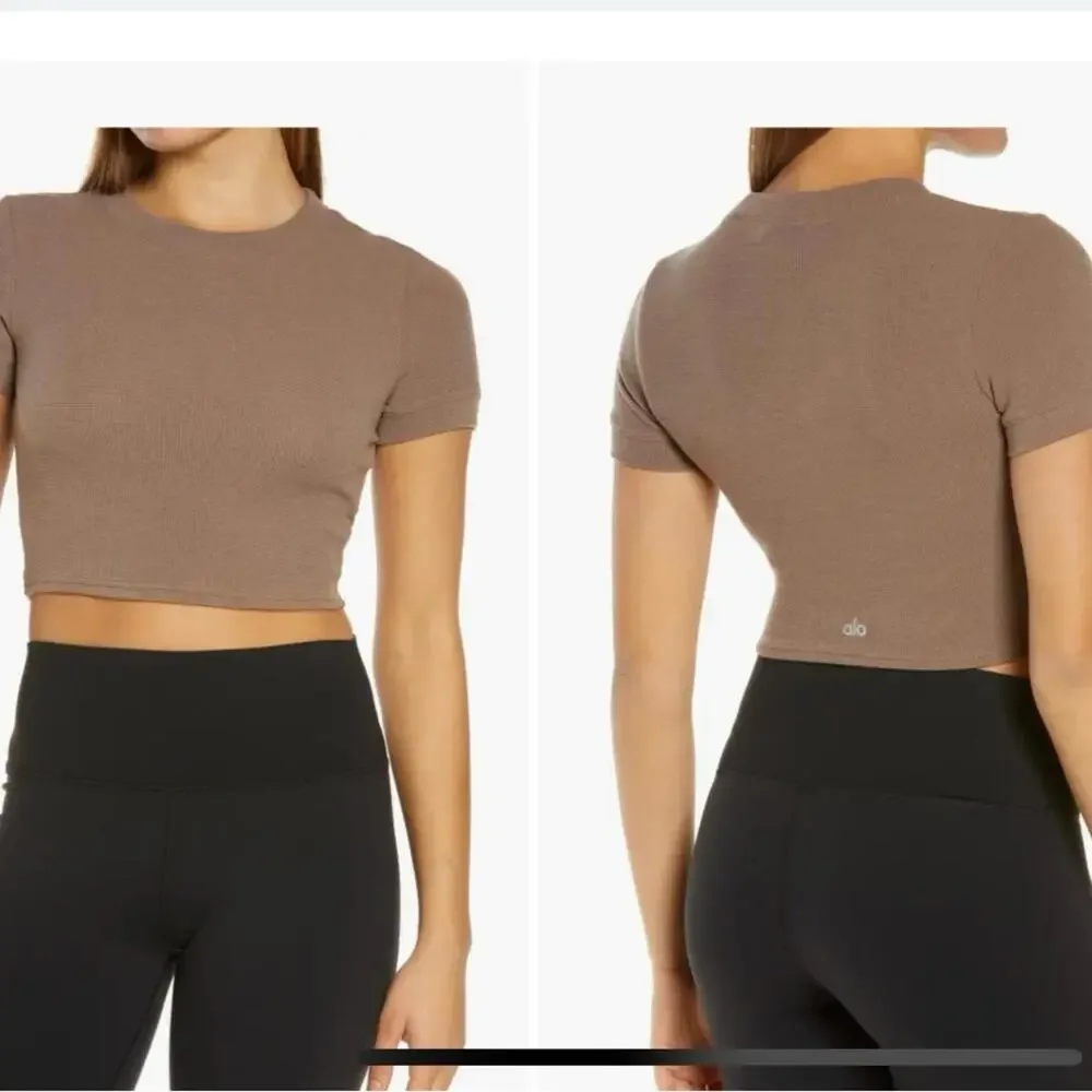 NWT ALO Yoga Micro Waffle Sierra Short Sleeve Crop Top- Hot Cocoa size S - Picture 2 of 5